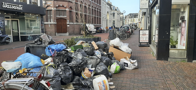 903890 Afbeelding van een hoop afval op straat in de Wittevrouwenstraat te Utrecht, als gevolg van een staking van het ...